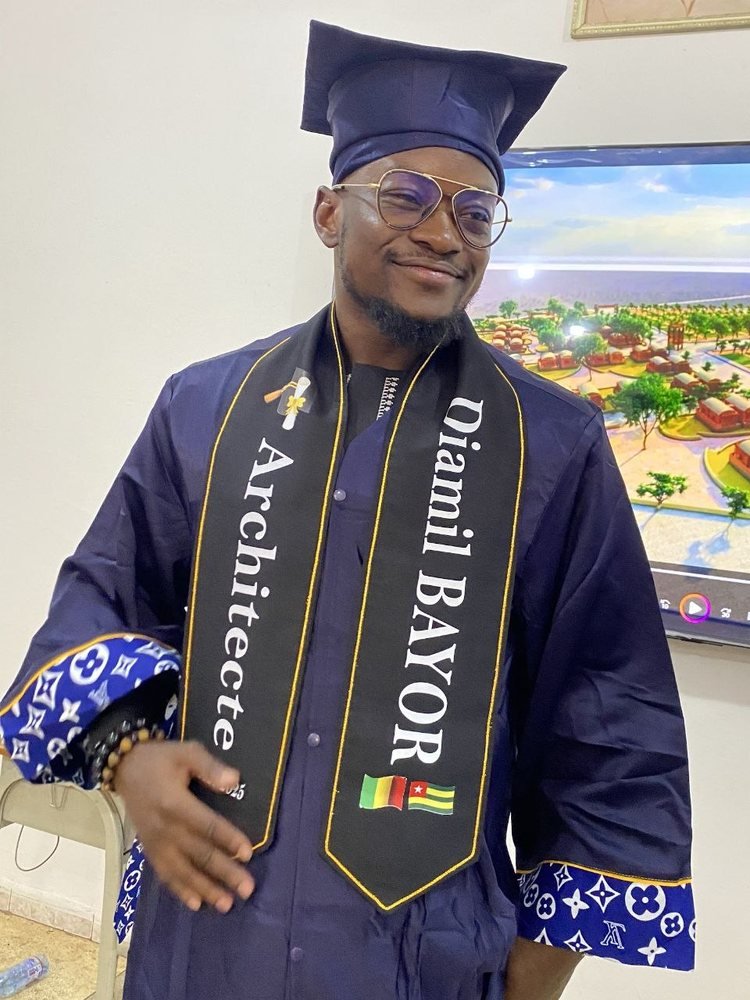Un diplômé en toge avec une étole « Architecte »